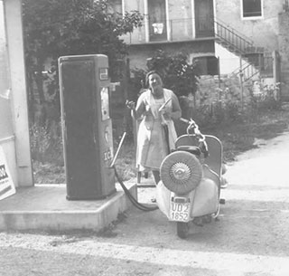 Nonna Edda al distributore 1950